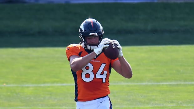 Troy Fumagalli hauling in a pass for the Denver Broncos during training camp (Credit: Ron Chenoy-USA TODAY Sports)